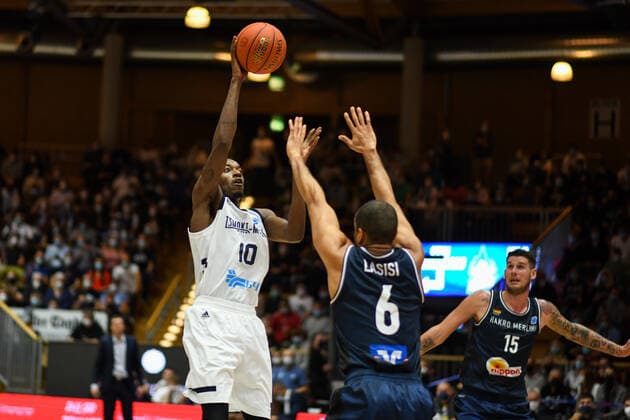 Jason Clark Tsmoki Minsk in a duel with Elias Lasisi Merlins Crailsheim , GER, HAKRO Merlins Crailsheim vs Tsmoki Minsk, 20 10 2021, FIBA Europe Cup, 2 Matchday, Season 2021 2022 GER, HAKRO Merlins Crailsheim vs Tsmoki Minsk, 20 10 2021, FIBA Europe Cup, 2 Matchday, Season 2021 2022 Crailsheim Copyright: xEibner MichaelxMemmlerx EP_MMR