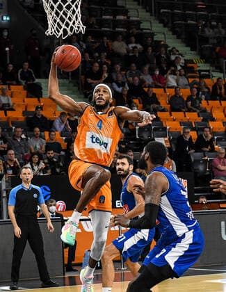 GER, EuroCup, ratiopharm ulm vs Buducnost VOLI Podgorica 20 10 2021, ratiopharm arena, Neu Ulm, GER, EuroCup, ratiopharm ulm vs Buducnost VOLI Podgorica, pictured Jaron Blossomgame Ulm, 4 goes to the basket decisively and scores, Willie Reed Podgorica, 33 nordphotoxGmbHx xHafner nph00200
