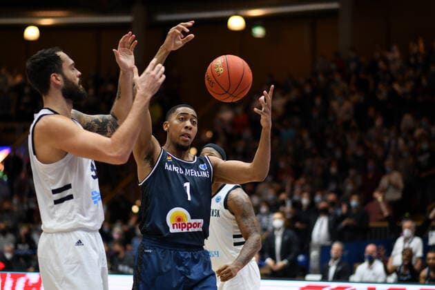 Jaren Lewis Merlins Crailsheim in a duel with Stefan Jankovic Tsmoki Minsk , GER, HAKRO Merlins Crailsheim vs Tsmoki Minsk, 20 10 2021, FIBA Europe Cup, 2 Matchday, Season 2021 2022 GER, HAKRO Merlins Crailsheim vs Tsmoki Minsk, 20 10 2021, FIBA Europe Cup, 2 Matchday, Season 2021 2022 Crailsheim Copyright: xEibner MichaelxMemmlerx EP_MMR