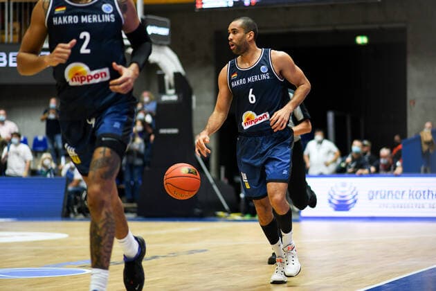 Elias Lasisi Merlins Crailsheim on the ball, GER, HAKRO Merlins Crailsheim vs Tsmoki Minsk, 20 10 2021, FIBA Europe Cup, 2 match day, season 2021 2022 GER, HAKRO Merlins Crailsheim vs Tsmoki Minsk, 20 10 2021, FIBA Europe Cup, 2 match day, season 2021 2022 Crailsheim Copyright: xEibner MichaelxMemmlerx EP_MMR