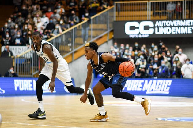 T J Shorts Merlins Crailsheim on the ball, GER, HAKRO Merlins Crailsheim vs Tsmoki Minsk, 20 10 2021, FIBA Europe Cup, 2 match day, season 2021 2022 GER, HAKRO Merlins Crailsheim vs Tsmoki Minsk, 20 10 2021, FIBA Europe Cup, 2 match day, season 2021 2022 Crailsheim Copyright: xEibner MichaelxMemmlerx EP_MMR