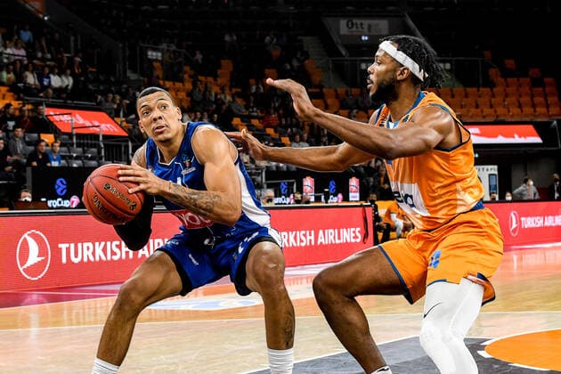 GER, EuroCup, ratiopharm ulm vs Buducnost VOLI Podgorica 20 10 2021, ratiopharm arena, Neu Ulm, GER, EuroCup, ratiopharm ulm vs Buducnost VOLI Podgorica, pictured Jacob Wiley Podgorica, 24 , Jaron Blossomgame Ulm, 4 nordphotoxGmbHx xHafner nph00200