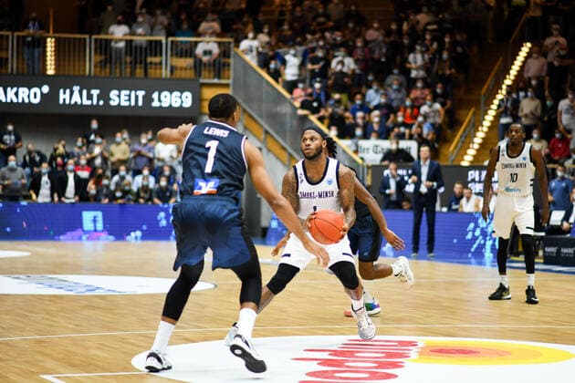 Angelo Warner Tsmoki Minsk in a duel with Jaren Lewis Merlins Crailsheim , GER, HAKRO Merlins Crailsheim vs Tsmoki Minsk, 20 10 2021, FIBA Europe Cup, 2 Matchday, Season 2021 2022 GER, HAKRO Merlins Crailsheim vs Tsmoki Minsk, 20 10 2021, FIBA Europe Cup, 2 Matchday, Season 2021 2022 Crailsheim Copyright: xEibner MichaelxMemmlerx EP_MMR