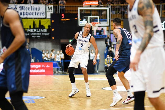 Darol Ernanden Tsmoki Minsk in a duel with Bogdan Radosavljevic Merlins Crailsheim , GER, HAKRO Merlins Crailsheim vs Tsmoki Minsk, 20 10 2021, FIBA Europe Cup, 2 Matchday, Season 2021 2022 GER, HAKRO Merlins Crailsheim vs Tsmoki Minsk, 20 10 2021, FIBA Europe Cup, 2 Matchday, Season 2021 2022 Crailsheim Copyright: xEibner MichaelxMemmlerx EP_MMR