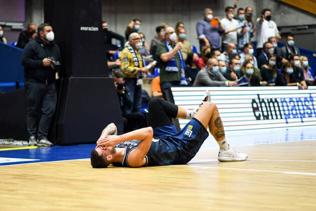 Bogdan Radosavljevic Merlins Crailsheim on the floor, GER, HAKRO Merlins Crailsheim vs Tsmoki Minsk, 20 10 2021, FIBA Europe Cup, Matchday 2, Season 2021 2022 GER, HAKRO Merlins Crailsheim vs Tsmoki Minsk, 20 10 2021, FIBA Europe Cup, Matchday 2, Season 2021 2022 Crailsheim Copyright: xEibner MichaelxMemmlerx EP_MMR