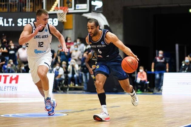 Elias Lasisi Merlins Crailsheim in a duel with Yauheni Beliankou Tsmoki Minsk , GER, HAKRO Merlins Crailsheim vs Tsmoki Minsk, 20 10 2021, FIBA Europe Cup, 2 Matchday, Season 2021 2022 GER, HAKRO Merlins Crailsheim vs Tsmoki Minsk, 20 10 2021, FIBA Europe Cup, 2 Matchday, Season 2021 2022 Crailsheim Copyright: xEibner MichaelxMemmlerx EP_MMR