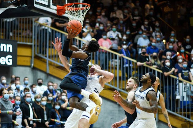 T J Shorts Merlins Crailsheim at the basket against Darol Ernanden Tsmoki Minsk , GER, HAKRO Merlins Crailsheim vs Tsmoki Minsk, 20 10 2021, FIBA Europe Cup, 2 Matchday, Season 2021 2022 GER, HAKRO Merlins Crailsheim vs Tsmoki Minsk, 20 10 2021, FIBA Europe Cup, 2 Matchday, Season 2021 2022 Crailsheim Copyright: xEibner MichaelxMemmlerx EP_MMR