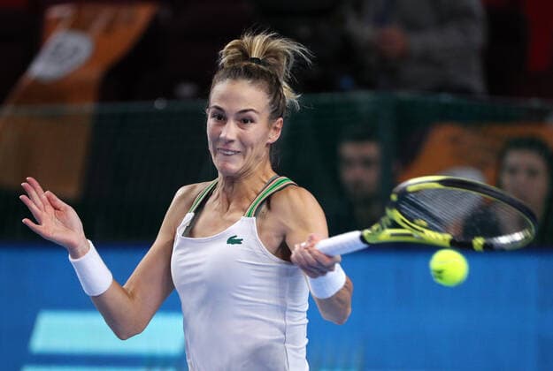 MOSCOW, RUSSIA - OCTOBER 20, 2021: Bernarda Pera of the United States plays a forehand in a womenâ€™s singles Round 2 tennis match against Russia s Pavlyuchenkova at the VTB Kremlin Cup 2021 at the Luzhniki Sports Palace. Mikhail Tereshchenko TASS  TS114F9B
