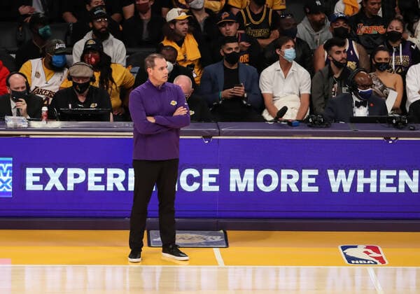 LOS ANGELES, CA - OCTOBER 19: Los Angeles Lakers head coach Frank Vogel during the Golden State Warriors vs Los Angeles Lakers game on October 19, 2021, at Staples Center in Los Angeles, CA. (Photo by Jevone Moore Icon Sportswire) NBA, Basketball Herren, USA OCT 19 Warriors at Lakers Icon2110191722