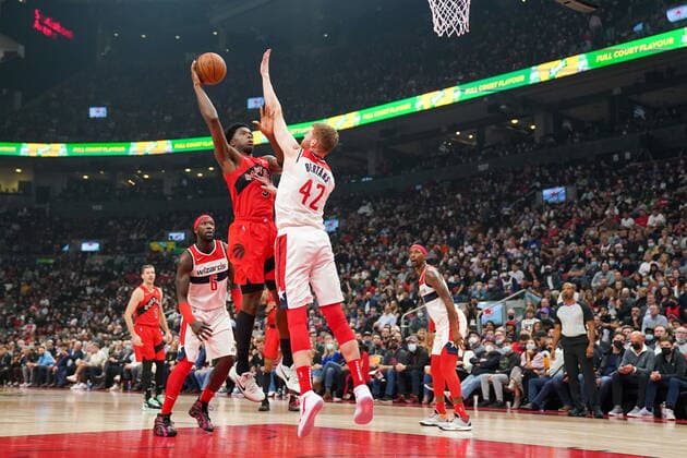 October 20, 2021, Toronto, on, Canada: Toronto Raptors forward OG Anunoby (3) shoots over Washington Wizards forward Davis Bertans (42) during first half NBA, Basketball Herren, USA action in Toronto Wednesday, October 20, 2021. Canada News - October 20, 2021  - ZUMAc35_ 20211020_zaf_c35_025 Copyright: xEvanxBuhlerx