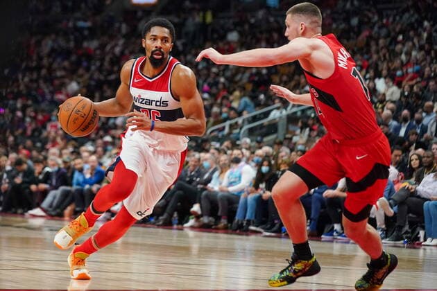 October 20, 2021, Toronto, on, Canada: Washington Wizards guard Spencer Dinwiddie (26) drives to the basket against Toronto Raptors guard Svi Mykhailiuk (14) during second half NBA, Basketball Herren, USA action in Toronto Wednesday, October 20, 2021. Canada News - October 20, 2021  - ZUMAc35_ 20211020_zaf_c35_028 Copyright: xEvanxBuhlerx
