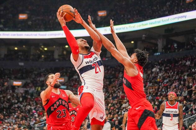 October 20, 2021, Toronto, on, Canada: Washington Wizards centre Daniel Gafford (21) drives to the net against Toronto Raptors forward Scottie Barnes (4) during second half NBA, Basketball Herren, USA action in Toronto Wednesday, October 20, 2021. Canada News - October 20, 2021  - ZUMAc35_ 20211020_zaf_c35_034 Copyright: xEvanxBuhlerx