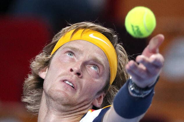 Sport Bilder des Tages MOSCOW, RUSSIA - OCTOBER 21, 2021: Russia s Andrey Rublev serves in a menâ€™s singles Round 2 tennis match against France s Mannarino at the VTB Kremlin Cup 2021 at Irina Viner-Usmanova Gymnastics Palace. Mikhail Tereshchenko TASS  TS1150EE