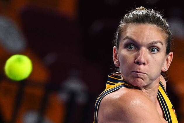 Sport Bilder des Tages 6677729 21.10.2021 Romania s Simona Halep returns a shot during the women s singles second round tennis match against Russia s Veronika Kudermetova at the Kremlin Cup, in Moscow, Russia. Vladimir Astapkovich Sputnik Russia Tennis Kremlin Cup  576c59e58810973c