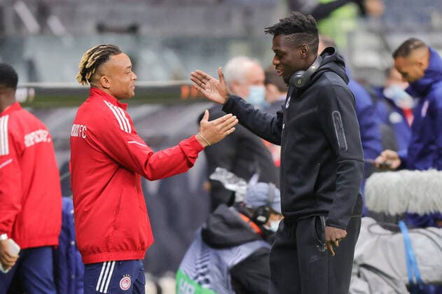 Eintracht Frankfurt Olympiakos Piraeus, UEFA Europa League Former Mainz team colleagues Pierre Kunde Malong Olympiakos Piraeus, 8, left, and Danny da Costa Eintracht Frankfurt, 24 greet each other amicably UEFA Europa League match between Eintracht Frankfurt and Olympiakos Piraeus on 21 October 2021 at Deutsche Bank Park in Frankfurt am Main , Frankfurt am Main Hesse Germany Deutsche Bank Park