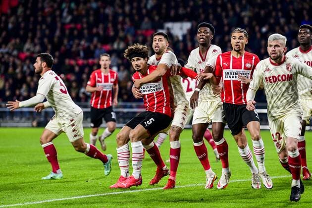 EINDHOVEN Players from both teams hold each other during a corner during the UEFA Europa League match between PSV Eindhoven and AS Monaco at Phillips Stadium on October 21, 2021 in Eindhoven, Netherlands ANP OLAF KRAAK UEFA Europa League 2021 2022 xVIxANPxSportx xxANPxIVx 439502519