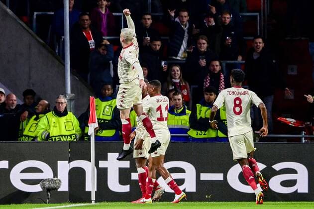 EINDHOVEN AS Monaco players celebrate 0 1 against Myron Boadu of AS Monaco during the UEFA Europa League match between PSV Eindhoven and AS Monaco at Phillips stadium on October 21, 2021 in Eindhoven, Netherlands ANP OLAF KRAAK UEFA Europa League 2021 2022 xVIxANPxSportx xxANPxIVx 439503175