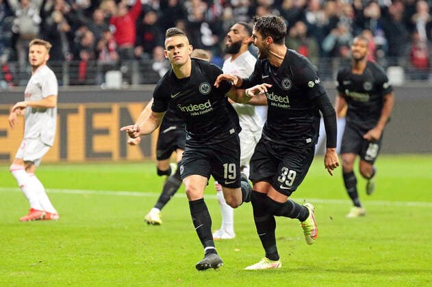 21 10 2021, xovx, football UEFA Europa League, Eintracht Frankfurt Olympiakos Piraeus v l cheering after scoring the 1 0 beri Rafael Borre Eintracht Frankfurt and Goncalo Paciencia Eintracht Frankfurt DFL DFB REGULATIONS PROHIBIT ANY USE OF PHOTOGRAPHS as IMAGE SEQUENCES and or QUASI VIDEO emspor Frankfurt