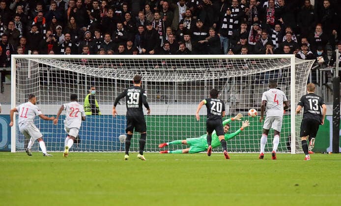 21 10 2021, xovx, football UEFA Europa League, Eintracht Frankfurt Olympiakos Piraeus v l Youssef El Arabi Olympiakos Piraeus with the goal to 1 1, Aguibou Camara Olympiakos Piraeus , Goncalo Paciencia Eintracht Frankfurt , Makoto Hasebe Eintracht Frankfurt , Kevin Trapp Eintracht Frankfurt , Mady Camara Olympiakos Piraeus , Martin Hinteregger Eintracht Frankfurt DFL DFB REGULATIONS PROHIBIT ANY USE OF PHOTOGRAPHS as IMAGE SEQUENCES and or QUASI VIDEO emspor Frankfurt