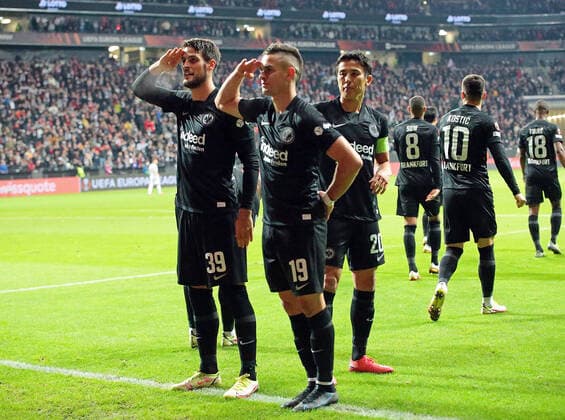 21 10 2021, xovx, football UEFA Europa League, Eintracht Frankfurt Olympiakos Piraeus v l Goncalo Paciencia Eintracht Frankfurt , Rafael Borre Eintracht Frankfurt and Makoto Hasebe Eintracht Frankfurt celebrate the goal to 1 0 DFL DFB REGULATIONS PROHIBIT ANY USE OF PHOTOGRAPHS as IMAGE SEQUENCES and or QUASI VIDEO emspor Frankfurt