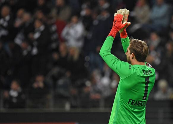 21 10 2021, xjhx, football UEFA Europa League, Eintracht Frankfurt Olympiakos Piraeus emspor, v l Sam Lammers Eintracht Frankfurt 1 gestures claps DFL DFB REGULATES PROHIBIT ANY USE OF PHOTOGRAPHS as IMAGE SEQUENCES and or QUASI VIDEO Frankfurt am Main