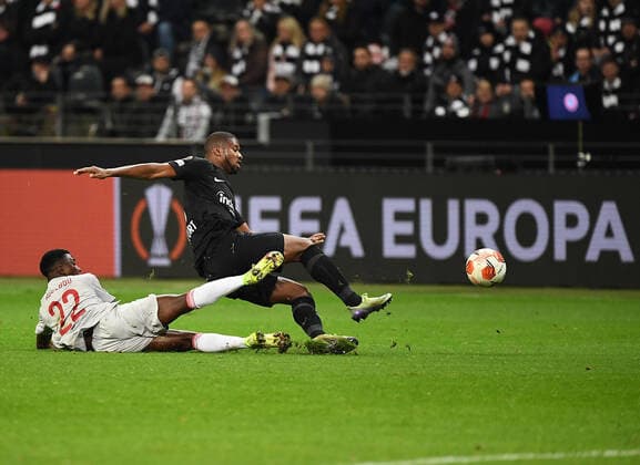 21 10 2021, xjhx, football UEFA Europa League, Eintracht Frankfurt Olympiakos Piraeus emspor, v l Aguibou Camara Olympiakos Piraeus Djibril Sow Eintracht Frankfurt duel, action, battle for the ball DFL DFB REGULATIONS PROHIBIT ANY USE OF PHOTOGRAPHS as IMAGE SEQUENCES and or QUASI VIDEO Frankfurt am Main