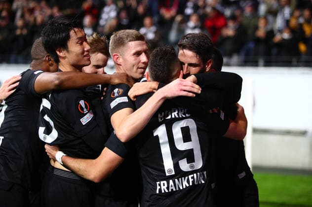 Frankfurt players celebrate the goal to make it 1 0 against Piraeus by Rafael Borre Frankfurt, No 19 Eintracht Frankfurt vs Olympiakos Piraeus, Football, Europa League, 21 10 2021 Eintracht Frankfurt vs Olympiakos Piraeus, Football, Europa League, 21 10 2021 Frankfurt Copyright: xEibner-Pressefotox EP_RWS