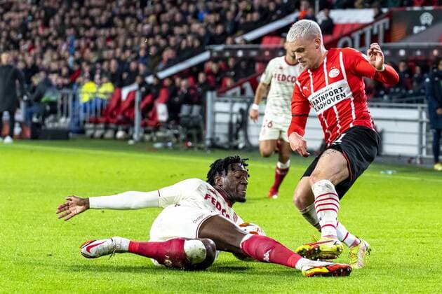 EINDHOVEN, Netherlands, 21-10-2021, football, Philips stadium, Europa League, season 2021 2022, during the match PSV - Monaco, AS Monaco player Axel Diasi, PSV player Philipp Max PSV - Monaco  x13998129x Copyright:
