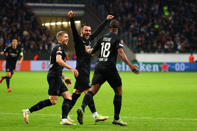 Frankfurt players celebrate scoring the 2 1 goal against Piraeus, from left Kristijan Jakic Frankfurt , Filip Kostic Frankfurt , Almany Toure Frankfurt Eintracht Frankfurt vs Olympiakos Piraeus, Football, Europa League, 21 10 2021 Eintracht Frankfurt vs Olympiakos Piraeus, Football, Europa League, 21 10 2021 Frankfurt Copyright: xEibner-Pressefotox EP_RWS