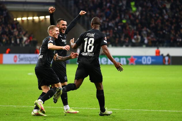 Frankfurt players celebrate scoring the 2 1 goal against Piraeus, from left Kristijan Jakic Frankfurt , Filip Kostic Frankfurt , Almany Toure Frankfurt Eintracht Frankfurt vs Olympiakos Piraeus, Football, Europa League, 21 10 2021 Eintracht Frankfurt vs Olympiakos Piraeus, Football, Europa League, 21 10 2021 Frankfurt Copyright: xEibner-Pressefotox EP_RWS