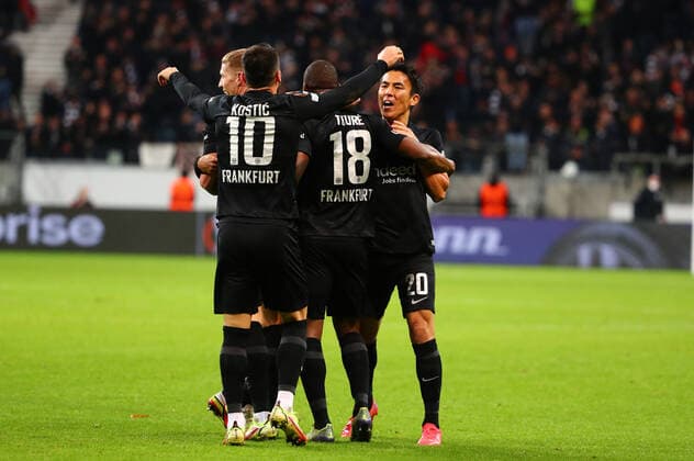 Frankfurt players celebrate scoring the 2 1 goal against Piraeus, from left Filip Kostic Frankfurt , Almany Toure Frankfurt , Makoto Hasebe Frankfurt Eintracht Frankfurt vs Olympiakos Piraeus, Football, Europa League, 21 10 2021 Eintracht Frankfurt vs Olympiakos Piraeus, Football, Europa League, 21 10 2021 Frankfurt Copyright: xEibner-Pressefotox EP_RWS
