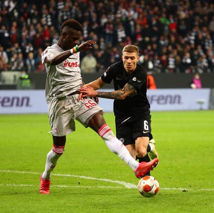 Pape Abou Cisse Piraeus in duel with Kristijan Jakic Frankfurt Eintracht Frankfurt vs Olympiakos Piraeus, Football, Europa League, 21 10 2021 Eintracht Frankfurt vs Olympiakos Piraeus, Football, Europa League, 21 10 2021 Frankfurt Copyright: xEibner-Pressefotox EP_RWS