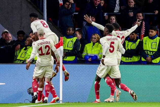 EINDHOVEN AS Monaco players celebrate 0 1 against Myron Boadu of AS Monaco during the UEFA Europa League match between PSV Eindhoven and AS Monaco at Phillips stadium on October 21, 2021 in Eindhoven, Netherlands ANP OLAF KRAAK UEFA Europa League 2021 2022 xVIxANPxSportx xxANPxIVx 439505547