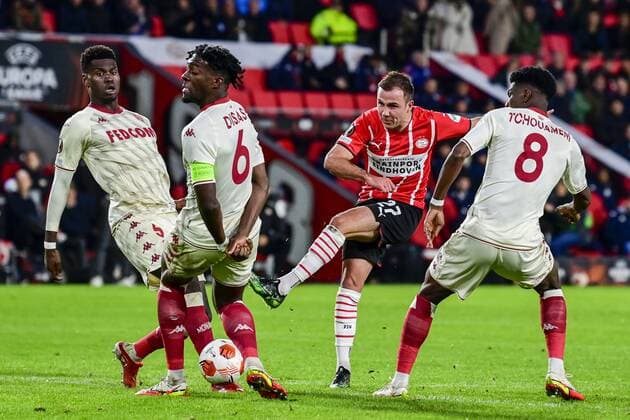 EINDHOVEN lr Axel Disasi of AS Monaco, Mario Gotze of PSV Eindhoven, Aurelien Tchouameni of AS Monaco during the UEFA Europa League match between PSV Eindhoven and AS Monaco at Phillips Stadium on October 21, 2021 in Eindhoven, Netherlands ANP OLAF KRAAK UEFA Europa League 2021 2022 xVIxANPxSportx xxANPxIVx 439505800