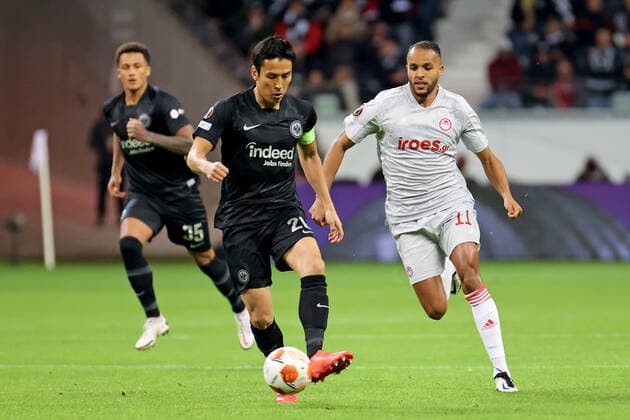 Frankfurt, Germany 21 October 2021 Europa League 2021 2022 Eintracht Frankfurt vs Olympiakos Piraeus v li in duel Makoto Hasebe Frankfurt vs Youssef El Arabi Piraeus Deutsche Bank Park Hessen Copyright: xFotostandx xRacochax