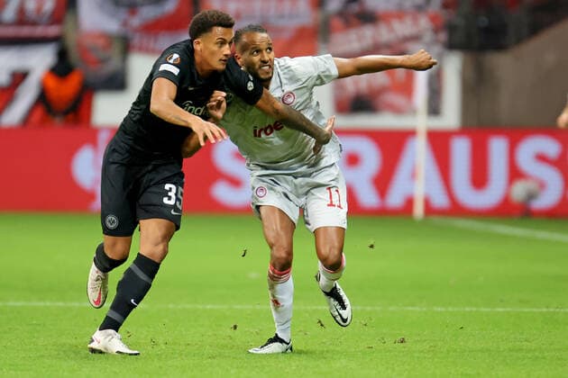 Frankfurt, Germany 21 October 2021 Europa League 2021 2022 Eintracht Frankfurt vs Olympiakos Piraeus v li in duel Tuta Frankfurt vs Youssef El Arabi Piraeus Deutsche Bank Park Hesse. Copyright: xFotostandx xRacochax