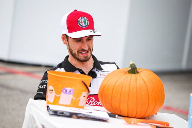 GIOVINAZZI Antonio (ita), Alfa Romeo Racing ORLEN C41, preparing a pumpkin for halloween portrait during the Formula 1 Aramco United States Grand Prix 2021, 17th round of the 2021 FIA Formula One World Championship, WM, Weltmeisterschaft from October 21 to 24, 2021 on the Circuit of the Americas, in Austin, Texas, United States of American - F1 - UNITED STATES GRAND PRIX 2021 DPPI Panoramic  20211021_GOODEN_FGO07213