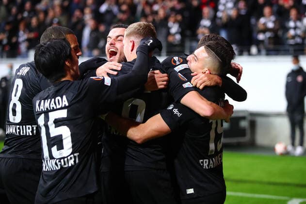 Frankfurt players celebrate the goal to make it 1 0 against Piraeus by Rafael Borre Frankfurt, right Eintracht Frankfurt vs Olympiakos Piraeus, football, Europa League, 21 10 2021 Eintracht Frankfurt vs Olympiakos Piraeus, football, Europa League, 21 10 2021 Frankfurt Copyright: xEibner-Pressefotox EP_RWS