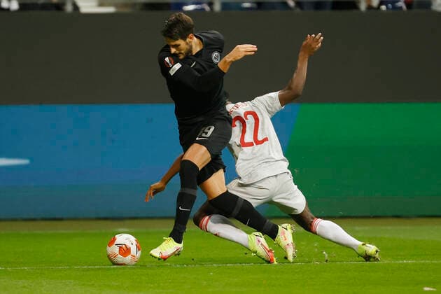 21 10 2021, Football, Europa League 2021 2022, Eintracht Frankfurt Olympiakos Piraeus, GER, Frankfurt am Main, Deutsche Bank Park Picture v li Goncalo Paciencia Eintracht Frankfurt and Aguibou Camara Olympiakos Piraeus DFL REGULATES PROHIBIT ANY USE OF PHOTOGRAPHS AS IMAGE SEQUENCES AND OR QUASI VIDEO Copyright: HMBxMedia xHeikoxBecker