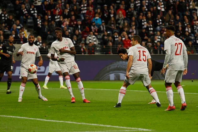 21 10 2021, Football, Europa League 2021 2022, Eintracht Frankfurt Olympiakos Piraeus, GER, Frankfurt am Main, Deutsche Bank Park Picture Daichi Kamada Eintracht Frankfurt with a header DFL REGULATES PROHIBIT ANY USE OF PHOTOGRAPHS AS IMAGE SEQUENCES AND OR QUASI VIDEO Copyright: HMBxMedia xHeikoxBecker