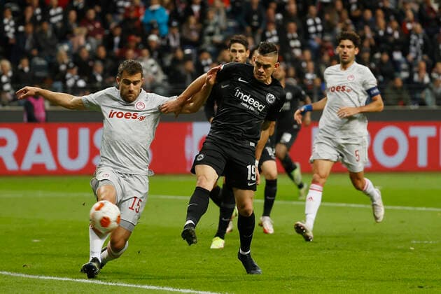 21 10 2021, Football, Europa League 2021 2022, Eintracht Frankfurt Olympiakos Piraeus, GER, Frankfurt am Main, Deutsche Bank Park Picture v li Sokratis Papastathopoulos Olympiakos Piraeus and Rafael Borre Eintracht Frankfurt DFL REGULATES PROHIBIT ANY USE OF PHOTOGRAPHS AS IMAGE SEQUENCES AND OR QUASI VIDEO Copyright: HMBxMedia xHeikoxBecker