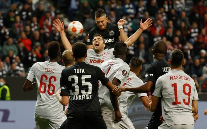 21 10 2021, Football, Europa League 2021 2022, Eintracht Frankfurt Olympiakos Piraeus, GER, Frankfurt am Main, Deutsche Bank Park Picture v li Rafael Borre Eintracht Frankfurt skips Sokratis Papastathopoulos Olympiakos Piraeus DFL REGULATES PROHIBIT ANY USE OF PHOTOGRAPHS AS IMAGE SEQUENCES AND OR QUASI VIDEO Copyright: HMBxMedia xHeikoxBecker