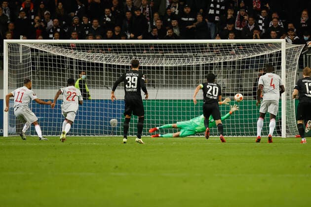 21 10 2021, Football, Europa League 2021 2022, Eintracht Frankfurt Olympiakos Piraeus, GER, Frankfurt am Main, Deutsche Bank Park Bild v li Youssef El Arabi Olympiakos Piraeus Goal scored, scores the goal to 1 1 celebrate the goal, by penalty DFL REGULATIONS PROHIBIT ANY USE OF PHOTOGRAPHS AS IMAGE SEQUENCES AND OR QUASI VIDEO Copyright: HMBxMedia xHeikoxBecker