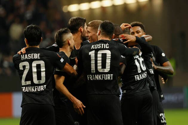 21 10 2021, Football, Europa League 2021 2022, Eintracht Frankfurt Olympiakos Piraeus, GER, Frankfurt am Main, Deutsche Bank Park Picture v li cheering after the goal to 2 1, cheering, cheering, cheering, emotions around the goal scorer Almamy Toure Eintracht Frankfurt DFL REGULATES PROHIBIT ANY USE OF PHOTOGRAPHS AS IMAGE SEQUENCES AND OR QUASI VIDEO Copyright: HMBxMedia xHeikoxBecker