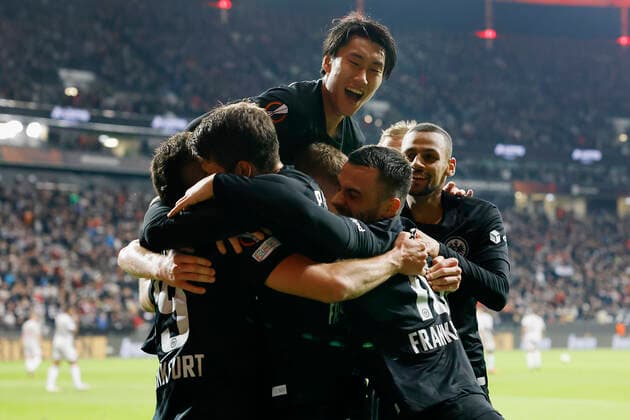 21 10 2021, Football, Europa League 2021 2022, Eintracht Frankfurt Olympiakos Piraeus, GER, Frankfurt am Main, Deutsche Bank Park Picture v li cheering after the goal to 1 0, cheering, cheering, cheering, emotions around the goal scorer Rafael Borre Eintracht Frankfurt DFL REGULATES PROHIBIT ANY USE OF PHOTOGRAPHS AS IMAGE SEQUENCES AND OR QUASI VIDEO Copyright: HMBxMedia xHeikoxBecker