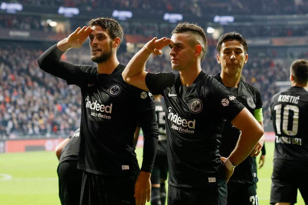 Sport Themen der Woche KW42 Sport Bilder des Tages 21.10.2021, Fussball, Europa League 2021-2022, Eintracht Frankfurt - Olympiakos Piraeus, GER, Frankfurt am Main, Deutsche Bank Park Bild: v. li. Goncalo Paciencia (Eintracht Frankfurt) und Torschuetze Rafael Borre (Eintracht Frankfurt) salutieren nach dem Tor zum 1:0 bei den Fans DFL REGULATIONS PROHIBIT ANY USE OF PHOTOGRAPHS AS IMAGE SEQUENCES AND OR QUASI-VIDEO. *** 21 10 2021, Football, Europa League 2021 2022, Eintracht Frankfurt Olympiakos Piraeus, GER, Frankfurt am Main, Deutsche Bank Park Picture from left Goncalo Paciencia Eintracht Frankfurt and goal scorer Rafael Borre Eintracht Frankfurt salute the fans after scoring the 1 0 goal DFL REGULATES PROHIBIT ANY USE OF PHOTOGRAPHS AS IMAGE SEQUENCES AND OR QUASI VIDEO Copyright: HMBxMedia xHeikoxBecker