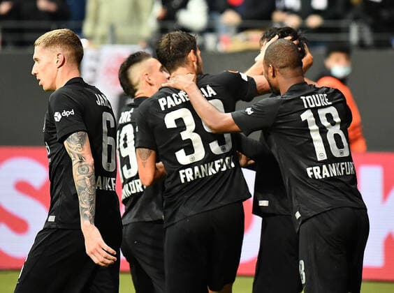 21 10 2021, xjhx, football UEFA Europa League, Eintracht Frankfurt Olympiakos Piraeus emspor, v l goal celebration after the goal celebrating the goal celebrate 3 1 by Daichi Kamada Eintracht Frankfurt DFL DFB REGULATIONS PROHIBIT ANY USE OF PHOTOGRAPHS as IMAGE SEQUENCES and or QUASI VIDEO Frankfurt am Main