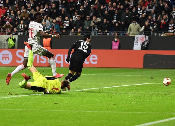 21 10 2021, xjhx, football UEFA Europa League, Eintracht Frankfurt Olympiakos Piraeus emspor, v l Daichi Kamada Eintracht Frankfurt scores the Goal 3 1 DFL DFB REGULATIONS PROHIBIT ANY USE OF PHOTOGRAPHS as IMAGE SEQUENCES and or QUASI VIDEO Frankfurt am Main