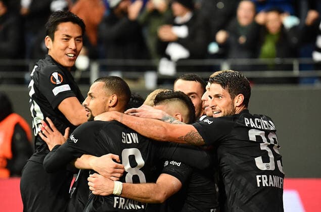 21 10 2021, xjhx, football UEFA Europa League, Eintracht Frankfurt Olympiakos Piraeus emspor, v l goal celebration after goal celebrating the goal celebrate 3 1 by Daichi Kamada Eintracht Frankfurt Makoto Hasebe Eintracht Frankfurt Djibril Sow Eintracht Frankfurt Goncalo Paciencia Eintracht Frankfurt DFL DFB REGULATIONS PROHIBIT ANY USE OF PHOTOGRAPHS as IMAGE SEQUENCES and or QUASI VIDEO Frankfurt am Main