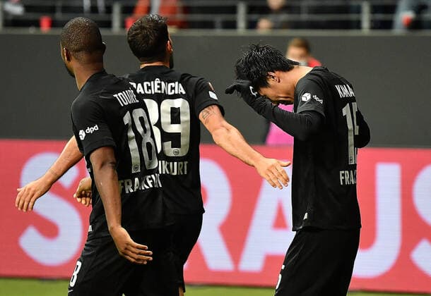 21 10 2021, xjhx, football UEFA Europa League, Eintracht Frankfurt Olympiakos Piraeus emspor, v l goal celebration after the goal celebrating the goal celebrate 3 1 by Daichi Kamada Eintracht Frankfurt DFL DFB REGULATIONS PROHIBIT ANY USE OF PHOTOGRAPHS as IMAGE SEQUENCES and or QUASI VIDEO Frankfurt am Main